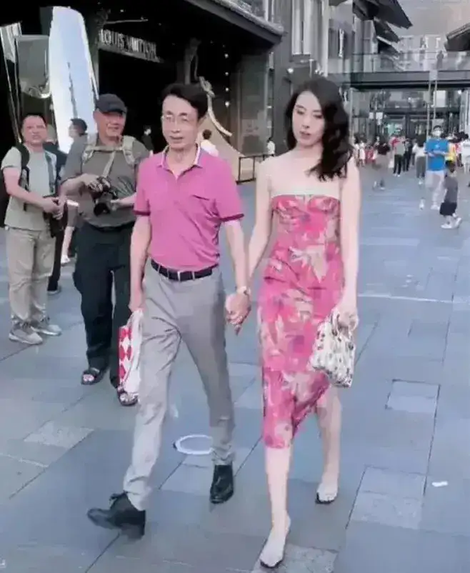 成都牵手门事件免职裙火了,连衣裙卖家呼吁理性消费!-5 成都牵手门事件免职裙火了,连衣裙卖家呼吁理性消费!