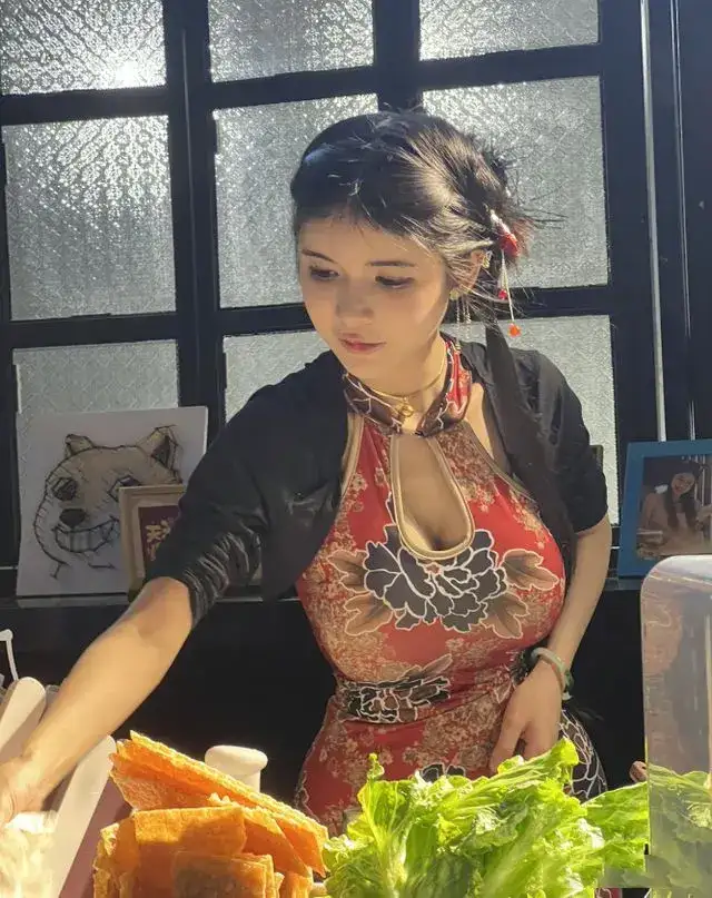 狗头萝莉回应被举报,穿着有曲线也不行 两个多月辗转3个城市-2 狗头萝莉回应被举报,穿着有曲线也不行 两个多月辗转3个城市