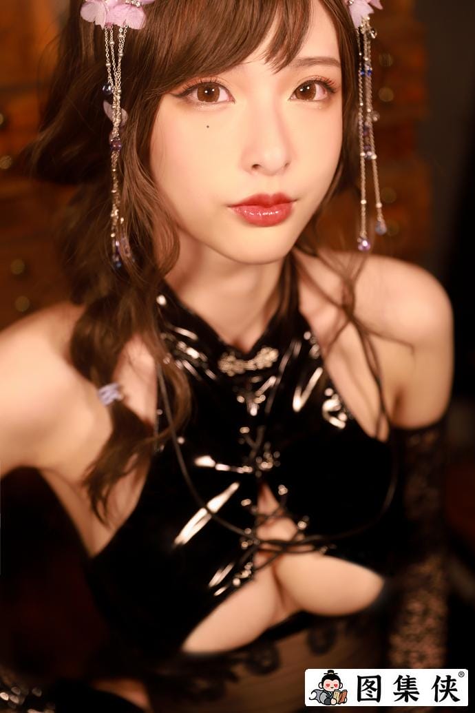 捂脸观看！美艳清水由乃抹油把靡烟旗袍穿出了比基尼的视觉