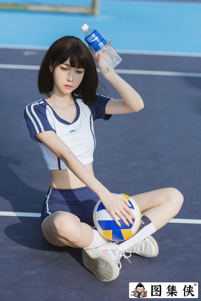 超级养眼！许岚LAN夏日运动服化身迷人动感的足球宝贝