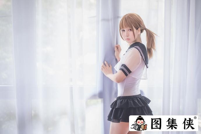 超吸睛！白金saki校园水手服勾引起学生时期的美好时光