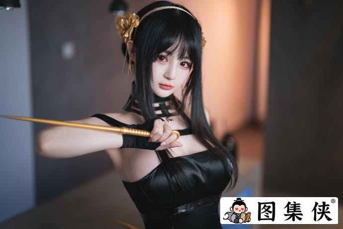 千变万化！樱井宁宁约尔太太英姿飒爽 黑色连衣裙与金色发簪的魔力