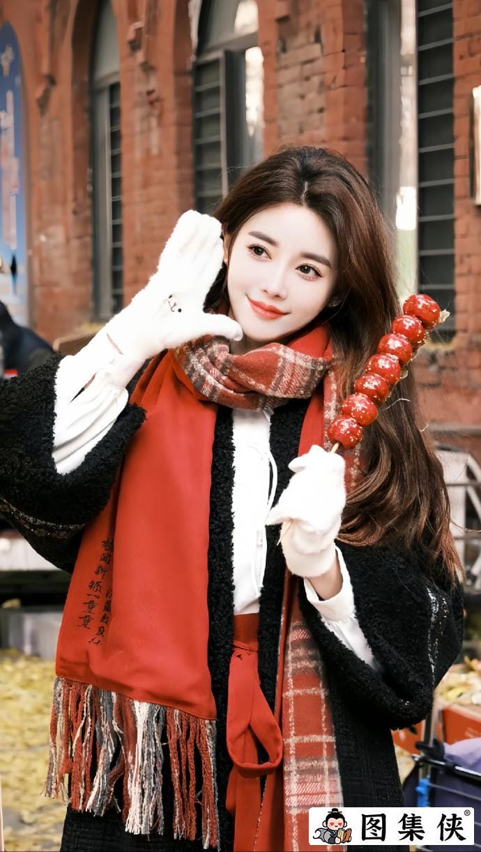 闪耀网络的微密女神猪小七：活力四射的95后街拍女神
