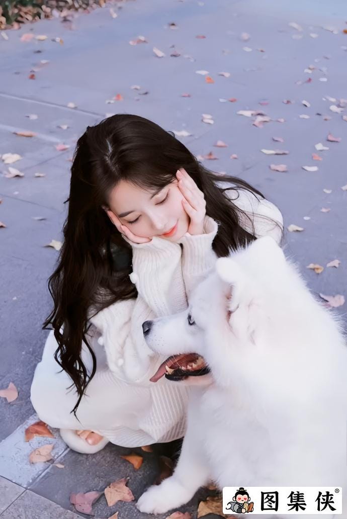 闪耀网络的微密女神猪小七：活力四射的95后街拍女神